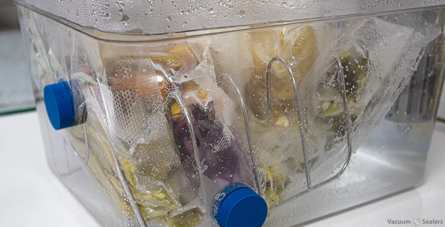 Sous-vide zakken onder water houden in een container